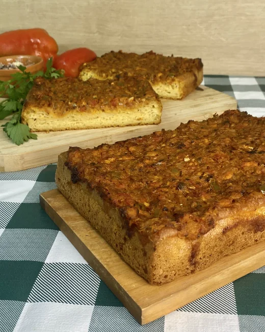 Focaccia de sardella da Pólen sobre toalha xadrez